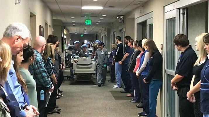 VIDEO  Le hicieron el pasillo de honor a un donante de oacuterganos