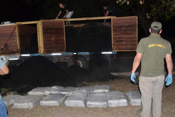 Los 500 kg de marihuana fueron bombardeados por una avioneta narco