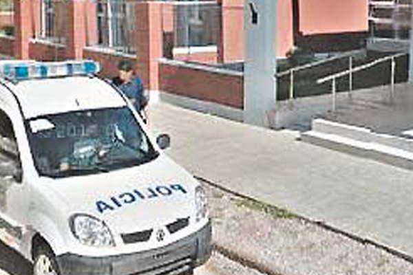 Se subioacute a un remiacutes se durmioacute y se despertoacute al rato desnuda y con el conductor encima de ella