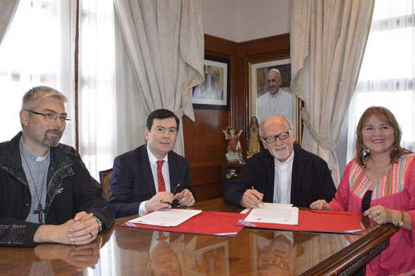 Zamora firmoacute convenio con el Obispado para crear centros de atencioacuten para las adicciones