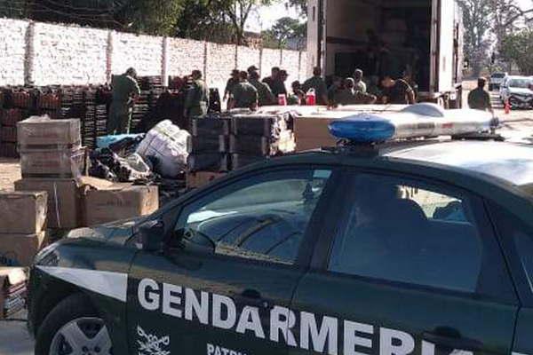 Secuestran maacutes de 13 millones de mercaderiacutea ilegal ocultos en un camioacuten