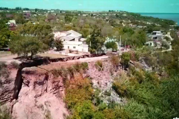 La impresionante grieta se puede comer un barrio en Diamante Entre Ríos