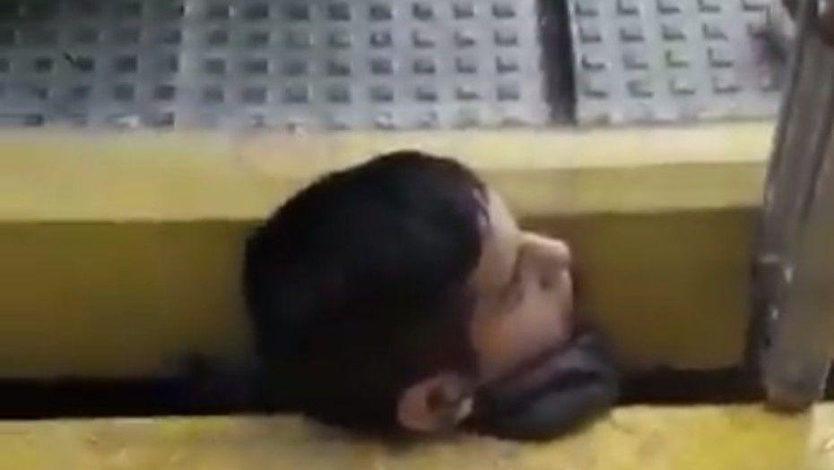 Un hombre quedoacute atrapado por la cabeza entre un tren y el andeacuten