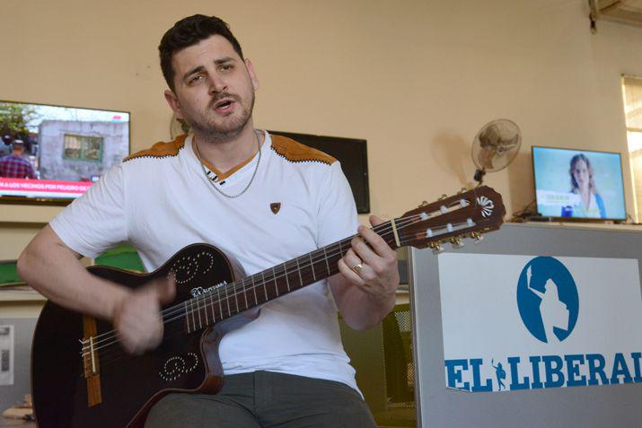 Lisandro Machado de visita en la redaccioacuten de EL LIBERAL