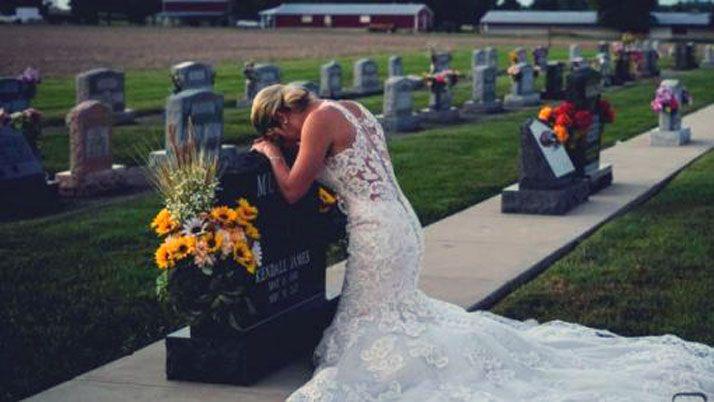 La conmovedora y traacutegica historia de amor detraacutes de una foto viral en Facebook