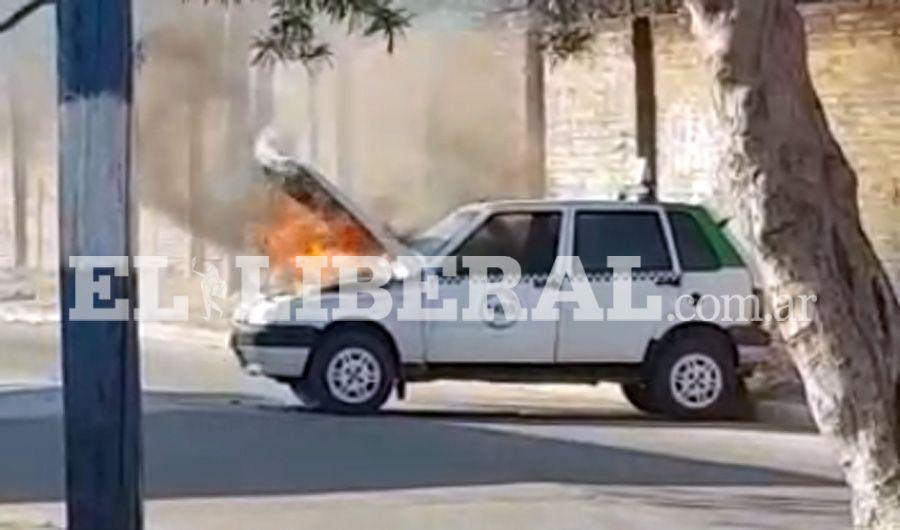 Video Un vehiacuteculo terminoacute consumido por las llamas