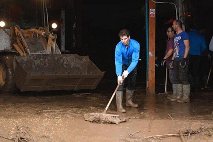 Rafael Nadal no tuvo reparos en ponerse a auxiliar a los inundados en Mallorca