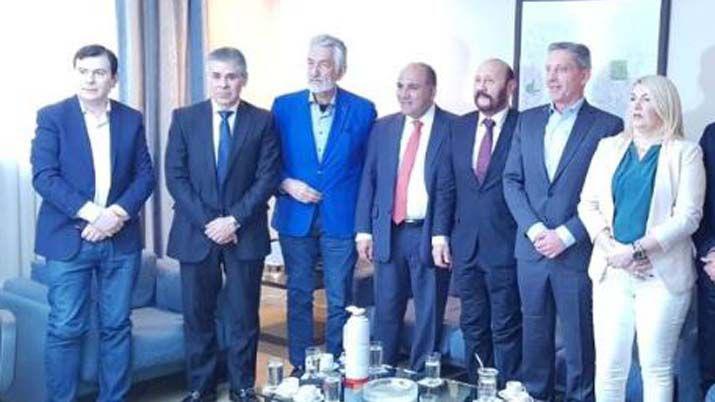 El gobernador compartió en redes la reunión con sus colegas gobernadores