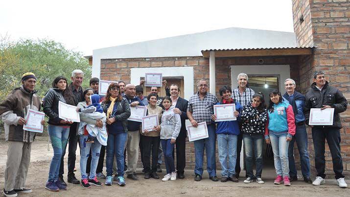 Familias de Guasay�n recibieron viviendas sociales