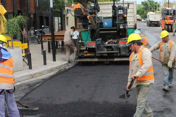 Comenzoacute la obra de reencarpetado de la avenida Alsina