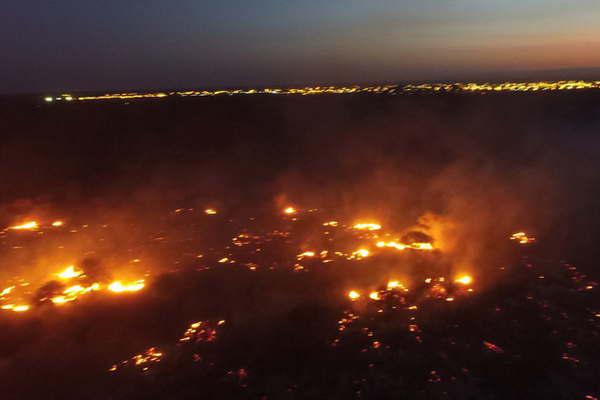 La quema de varias hectaacutereas de campo sorprendioacute a los frienses