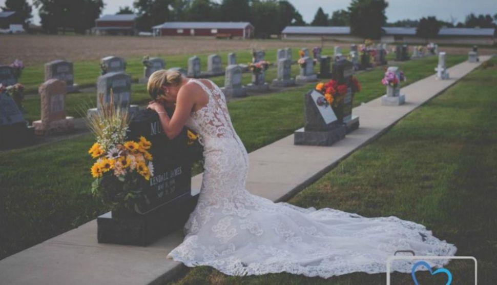 Mujer vestida de novia visita la tumba de su fallecido prometido y conmueve a miles en Facebook