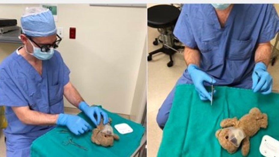 El tierno gesto de un meacutedico que opera al peluche de un nene