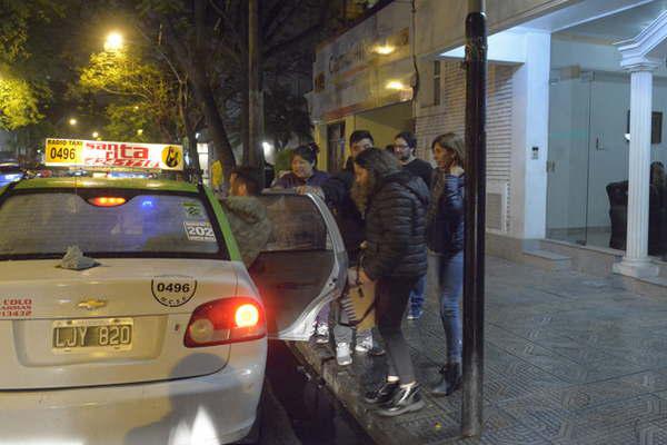 El paro de choferes se extenderiacutea a maacutes horas y ya impacta en universitarios y en el interior