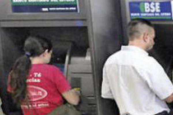 Empleados puacuteblicos provinciales cobraraacuten sus sueldos el martes 30