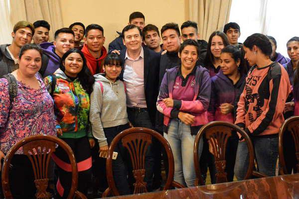 El gobernador Gerardo Zamora recibioacute a alumnos del interior 