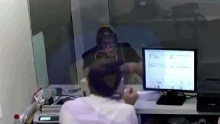 VIDEO Se disfrazoacute de anciana para sacar un creacutedito y robar dinero