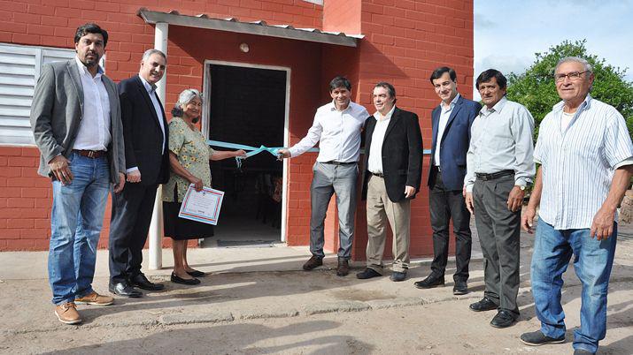 Viviendas sociales y alumbrado pblico para Villa Rio Hondo