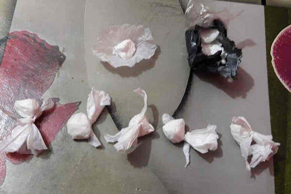 Desbaratan dos bandas narcos y secuestran cocaiacutena marihuana y maacutes de 400000