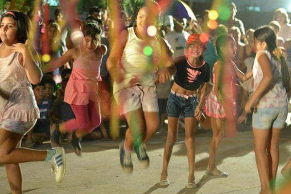 Invitan a disfrutar esta noche de la proyeccioacuten del documental Ilustres del Carnaval iquestQueacute dice la murga