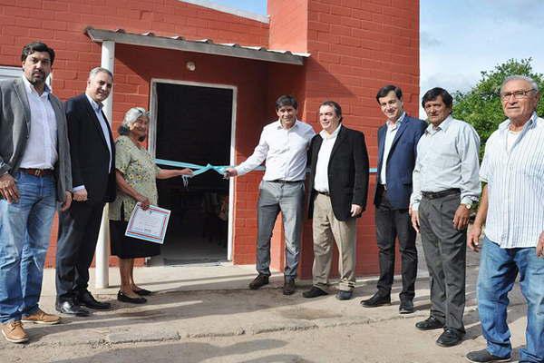 Autoridades inauguraron viviendas sociales  y alumbrado puacuteblico en Villa Riacuteo Hondo