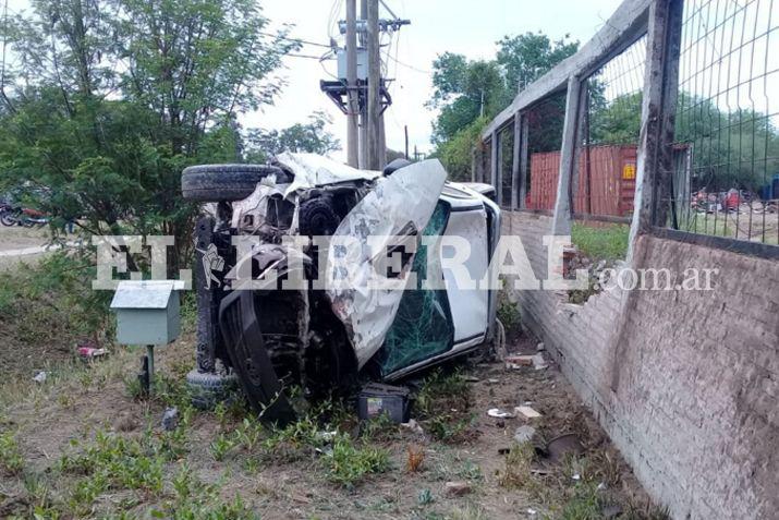 El vehículo fue a impactar contra una tapia