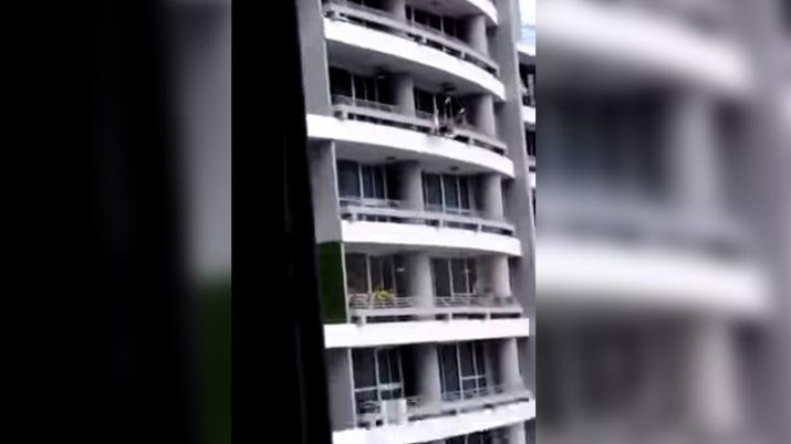 VIDEO  Cayoacute de un piso 27 por sacarse una selfie y murioacute en el acto