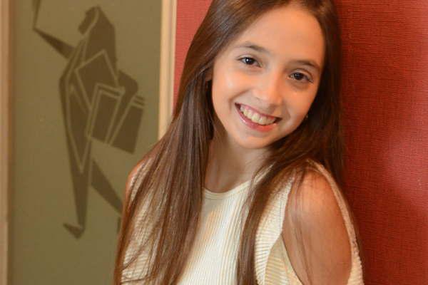 Ariana Castillo una nintildea que le canta a Thaliacutea Pantoja y Juan Gabriel