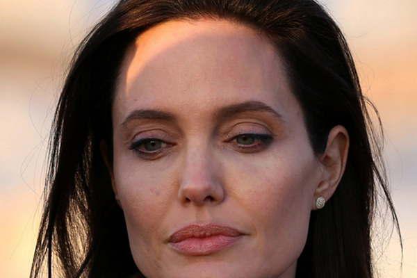 Hollywood comenta el romance secreto entre Angelina Jolie y Keanu Reeves 