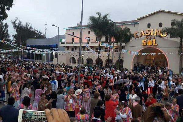 Las Termas participoacute por un reacutecord con maacutes de 2500 bailarines danzando La Telesita