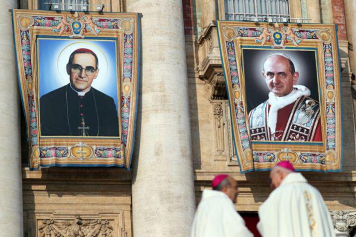 Carteles con las imgenes de Pablo VI y el arzobispo Romero hoy en El Vaticano 
