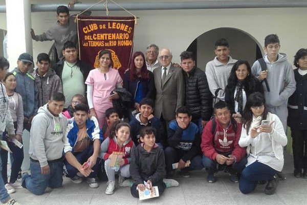 La escuela Ua Suhtu recibioacute la visita de una delegacioacuten del Club de Leones