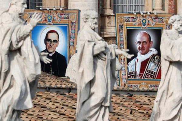 Francisco canonizoacute a monsentildeor Oscar Romero y a Pablo VI 