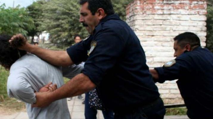 Una pareja fue detenida tras robarle a un remisero a punta de cuchillo