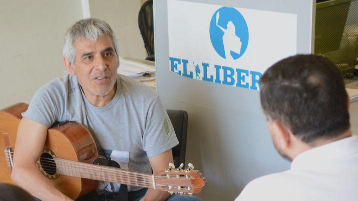 VIDEO  Peteco Carabajal visitoacute la redaccioacuten de EL LIBERAL