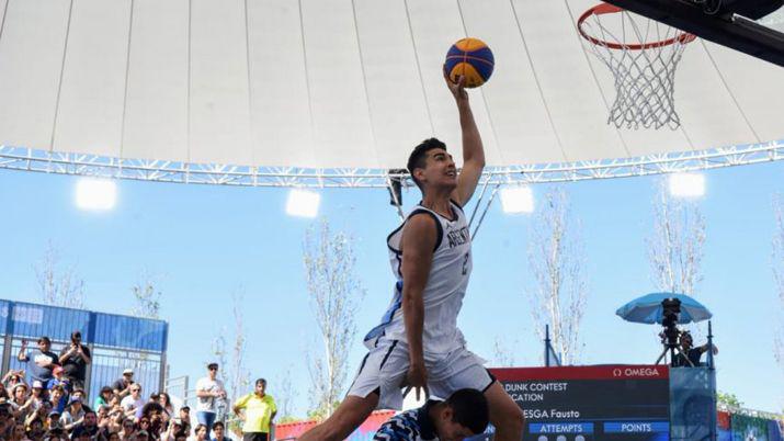 Presea de oro en la competencia de volcadas de baacutesquetbol