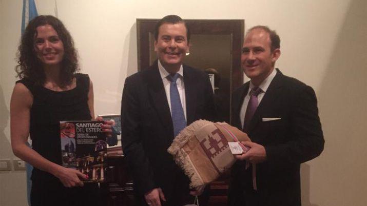 El gobernador Zamora le entregó a modo de presente al embajador Caucino un poncho santiagueño