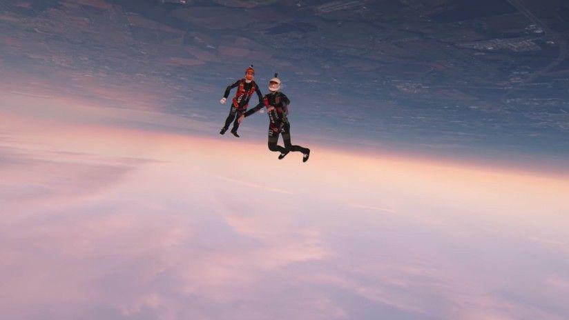 Paracaidistas Filman un salto de 274 kiloacutemetros por hora con una caacutemara de cine