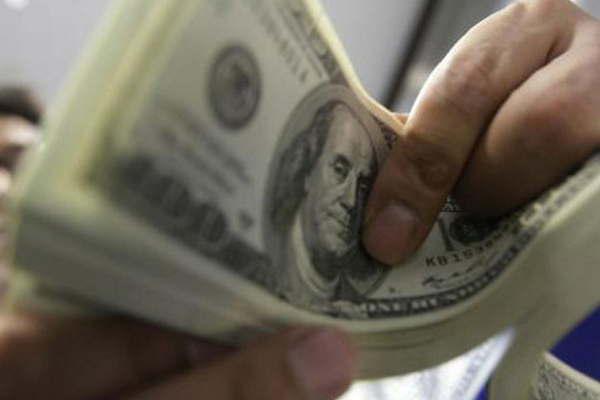 El dólar cerró por debajo de los 37 en algunos bancos