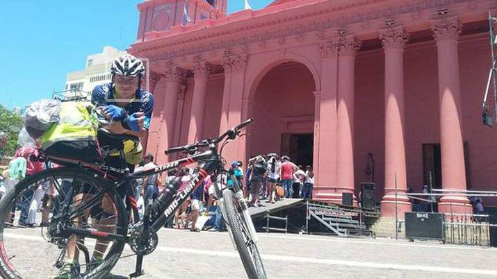 Le robaron la bici con la que cumple promesas a la Virgen de Catamarca