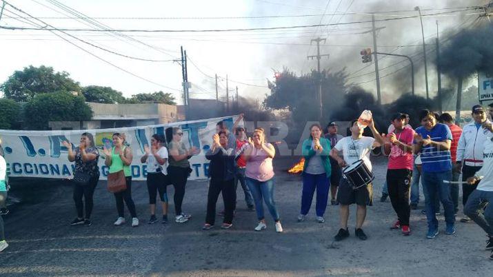 Familiares y vecinos apoyan a ex trabajadores de la Liacutenea 25