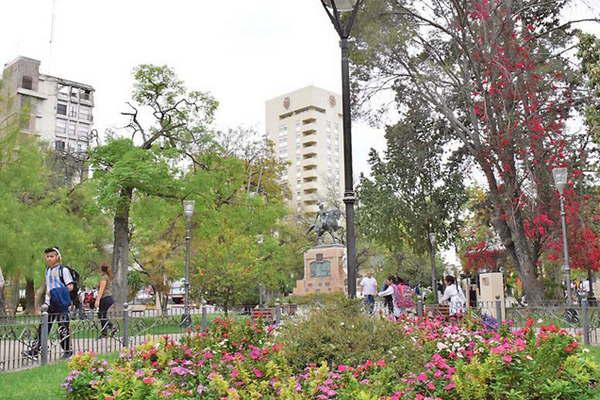 El municipio ejecuta mejoras en distintas plazas de la Capital