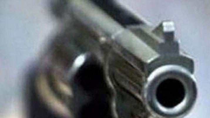 En medio de una pelea le pegaron un tiro en el hombro