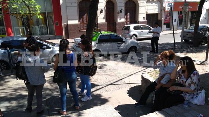 Pasajeros de colectivos buscan alternativas ante el paro