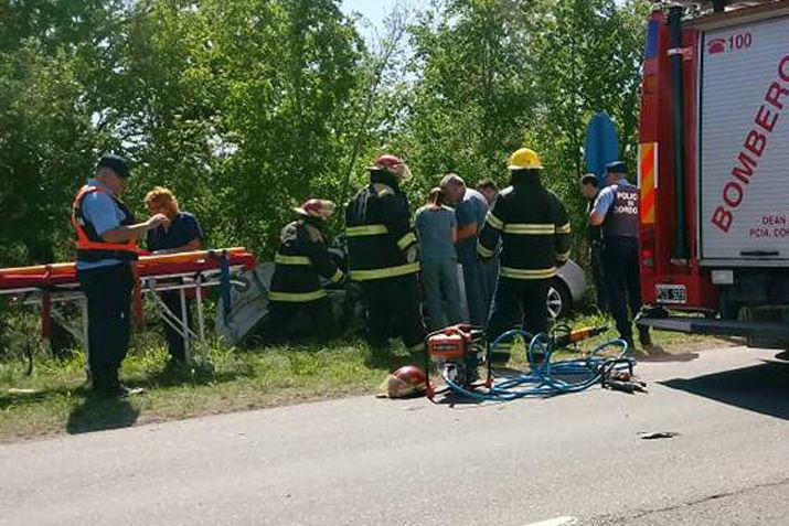 La tragedia vial motivó un amplio operativo de bomberos y de policías