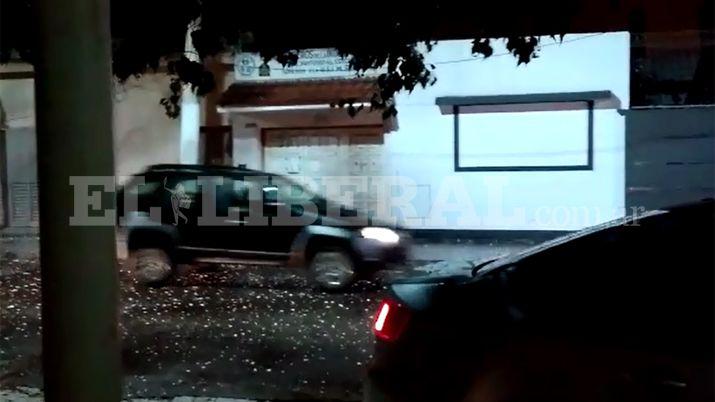 VIDEO Asiacute buscaban refugio los santiaguentildeos durante la lluvia