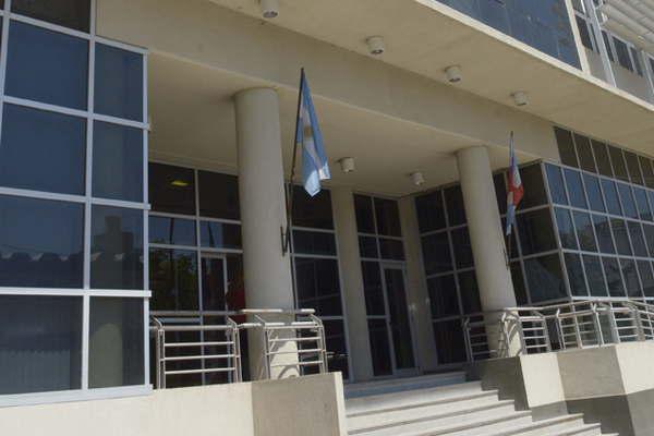 Indagaraacuten al profesor de muacutesica y declararaacuten maacutes alumnitos del jardiacuten 