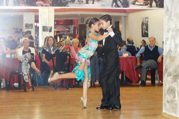 Solana y Lautaro hacen bailar tango a toda Italia 