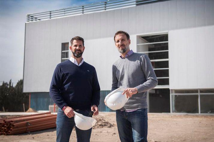 Snchez y Mackey posan afuera del centro de alto rendimiento que comenzar a funcionar en diciembre