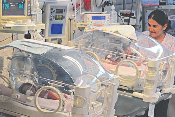 Una santiaguentildea dio a luz a trillizos y los cuatro estaacuten en buen estado de salud